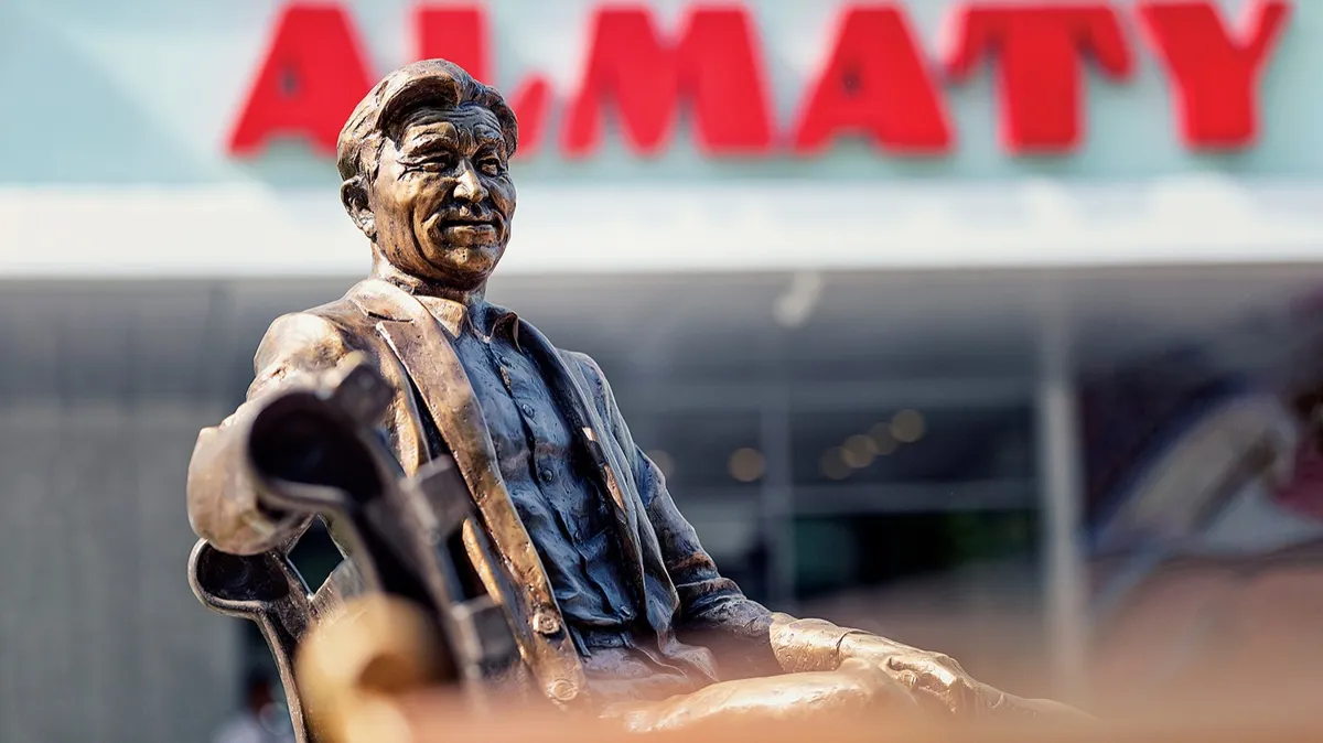 Памятник актеру, кинорежиссеру, основателю казахстанского кино Шакену Айманову