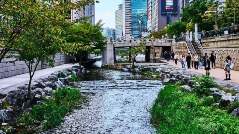 Река Чхонгечхон в Сеуле