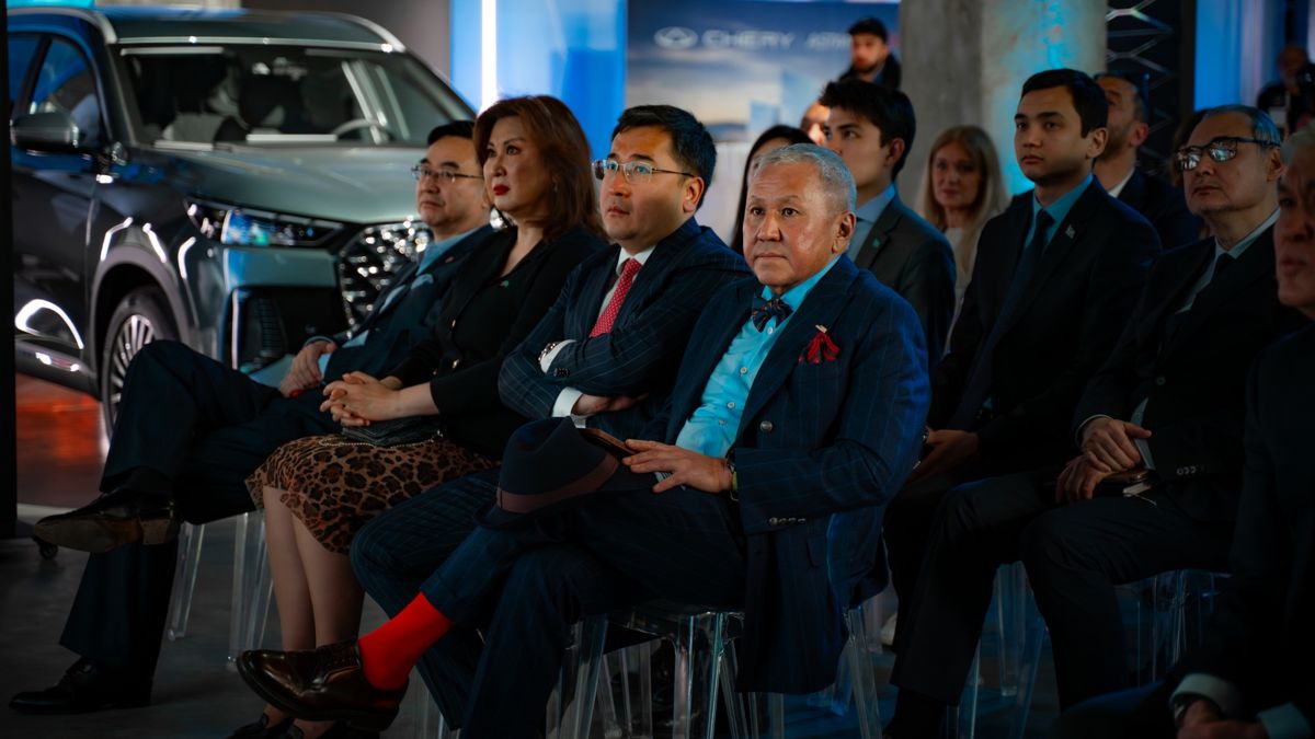 На переднем плане &ndash; основатель Astana Motors Нурлан Смагулов и CEO Astana Motors Бекнур Несипбаев, посол Казахстана в Словакии Жанна Сагинова, посол Китая в Словакии Цай Гэ