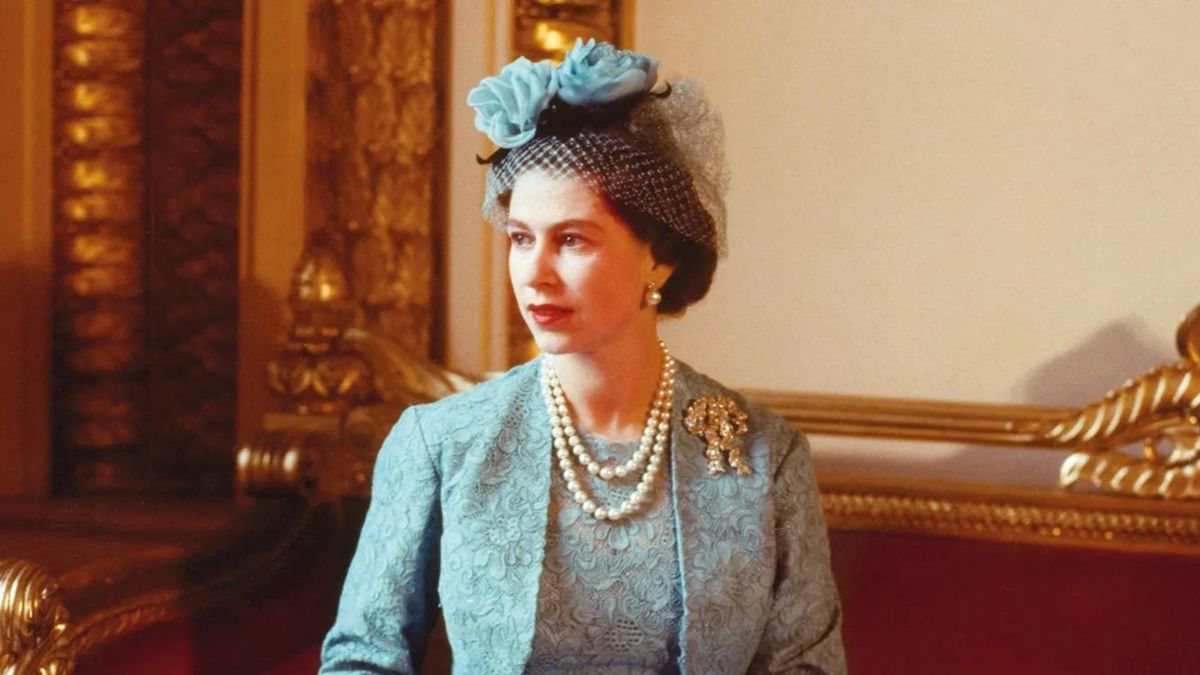 Королева Елизавета II в голубом платье с кринолиновой юбкой и болеро на свадьбе своей сестры, принцессы Маргарет, 1960 год