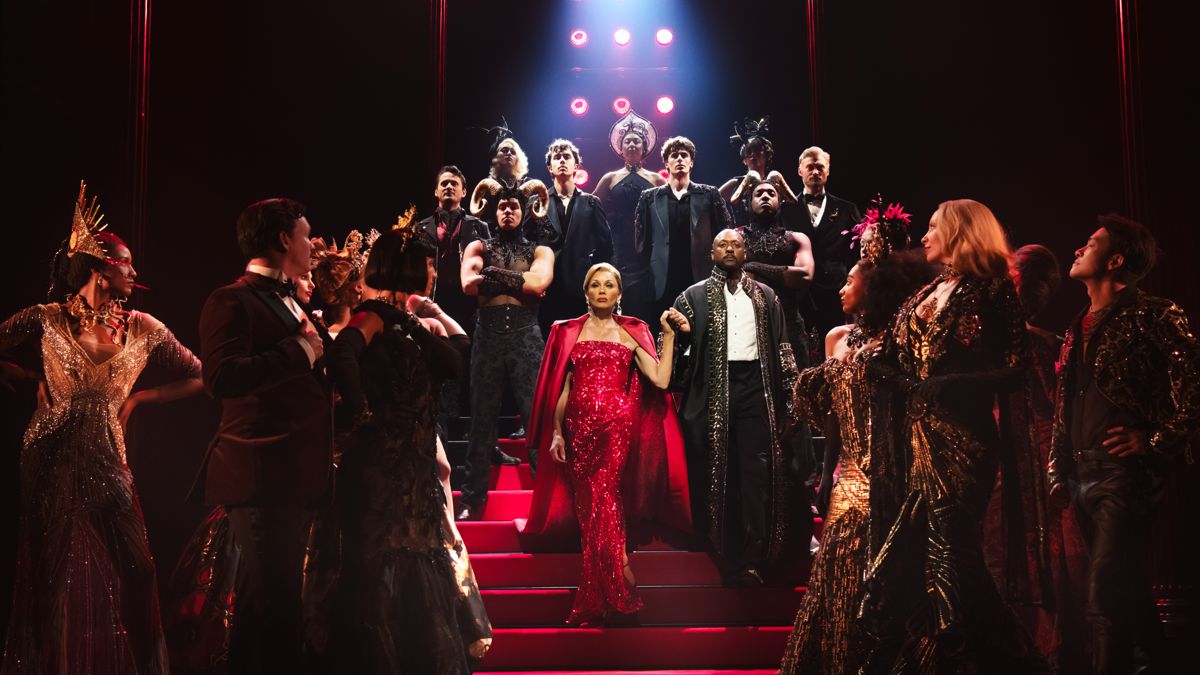 Сцена из мюзикла &laquo;Дьявол носит Прада&raquo;