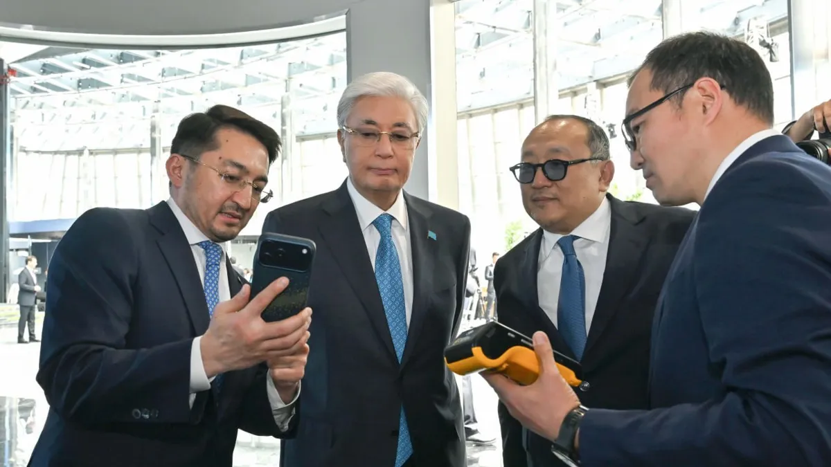 Слева направо: Жаслан Мадиев, Касым-Жомарт Токаев, Вячеслав Ким