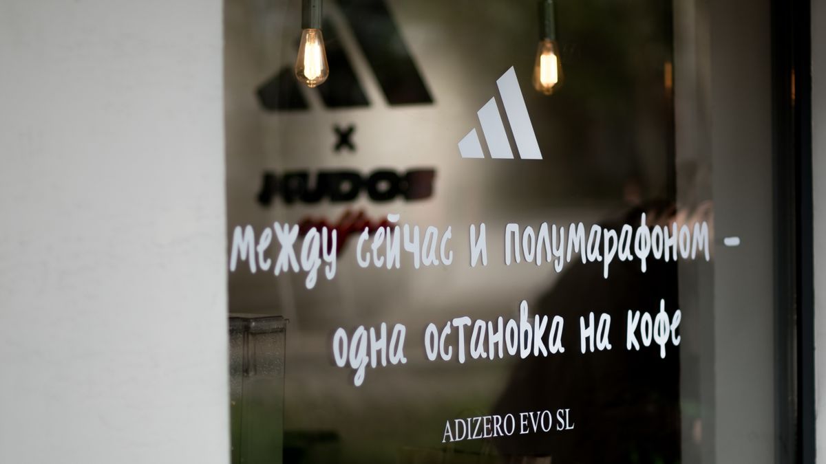 Интерьер кофейни Kudos x Adidas