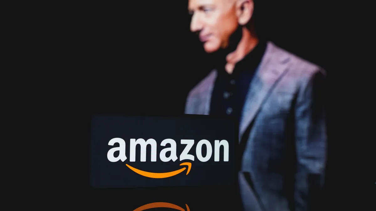 Логотип Amazon, Джефф Безос на заднем плане. 6 декабря 2024 года