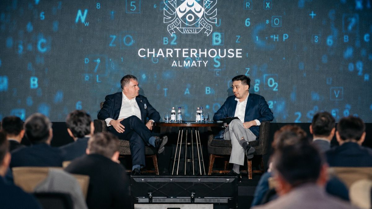 Константин Новоселов и Олжас Жиенкул во время сессии Q&A