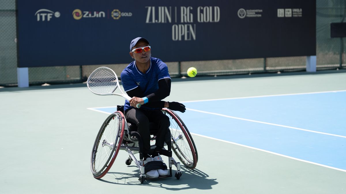 Теннисист на коляске во время игры на Zijin RG Gold Open