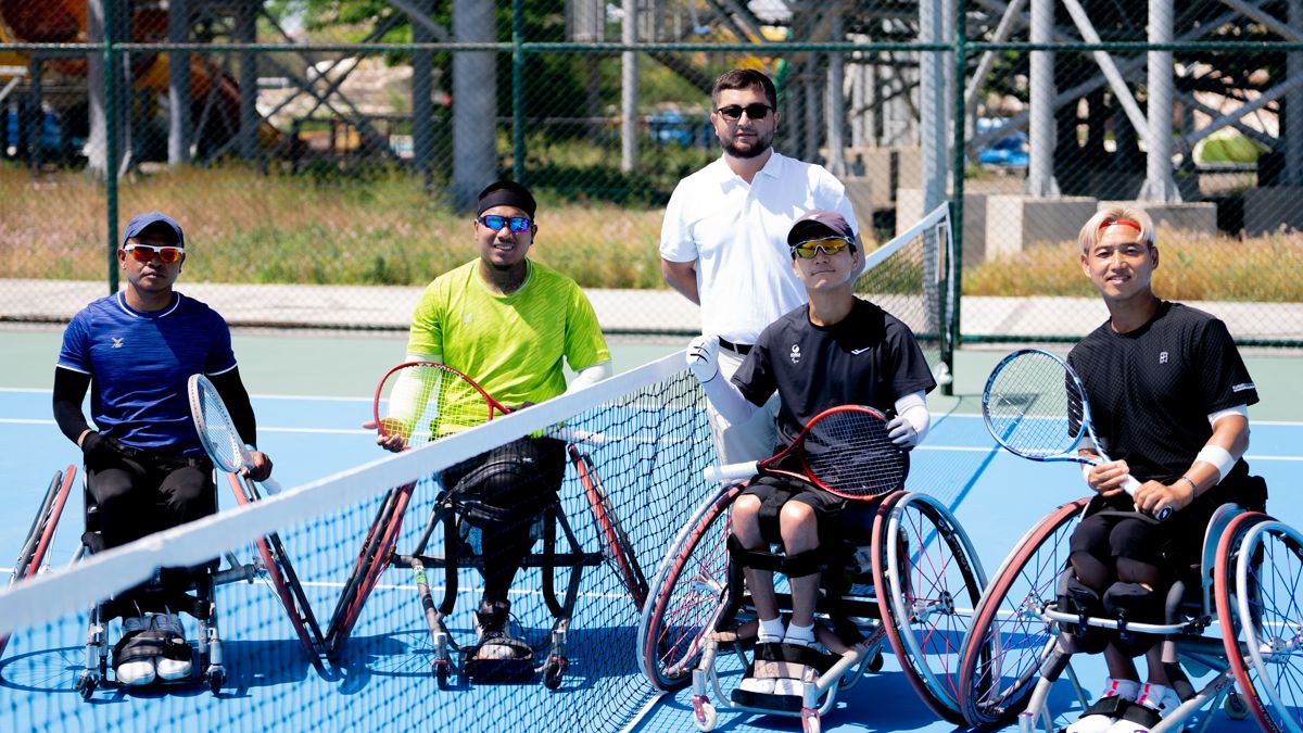 Параспортсмены, теннисисты на корте в колясках во время Zijin RG Gold Open