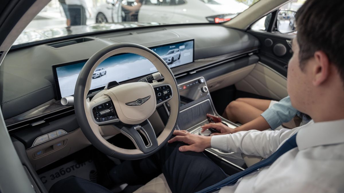 Автомобиль Genesis в дилерском центре Hyundai
