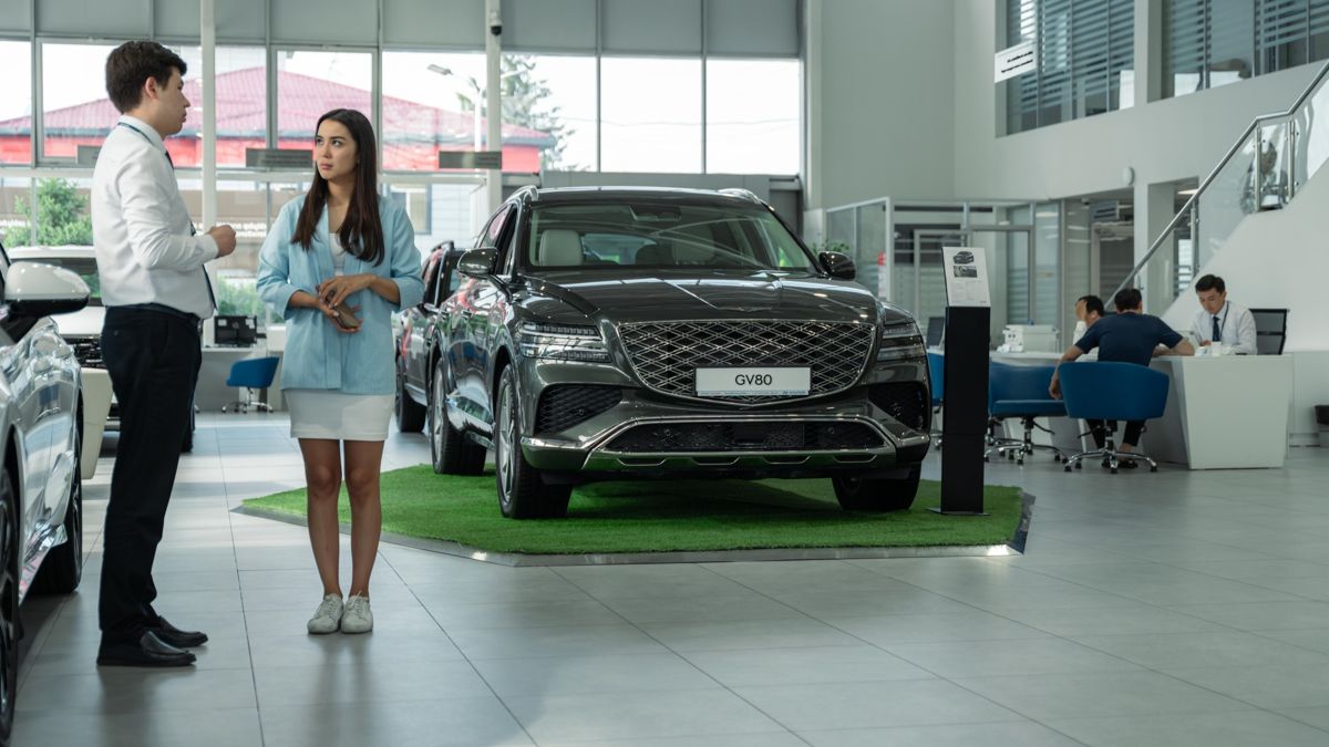 Автомобиль Genesis в дилерском центре Hyundai