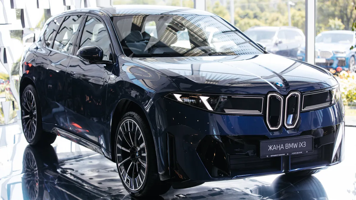 Презентация нового BMW iX3 в Казахстане, машина в зале