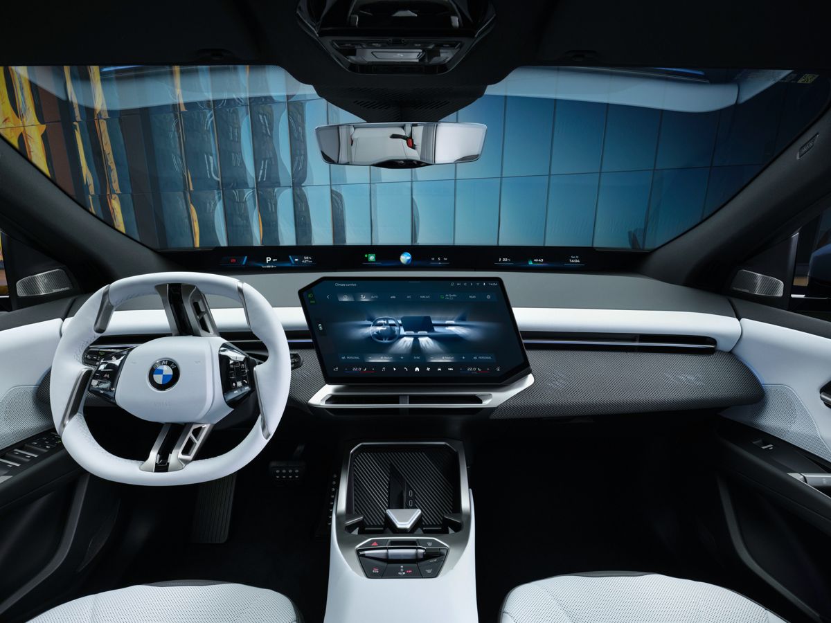 Новый BMW iX3 с функцией BMW Panoramic iDrive, руль и панель