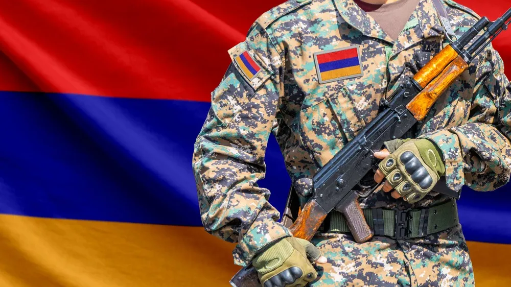 Армянский военный на фоне флага Армении
