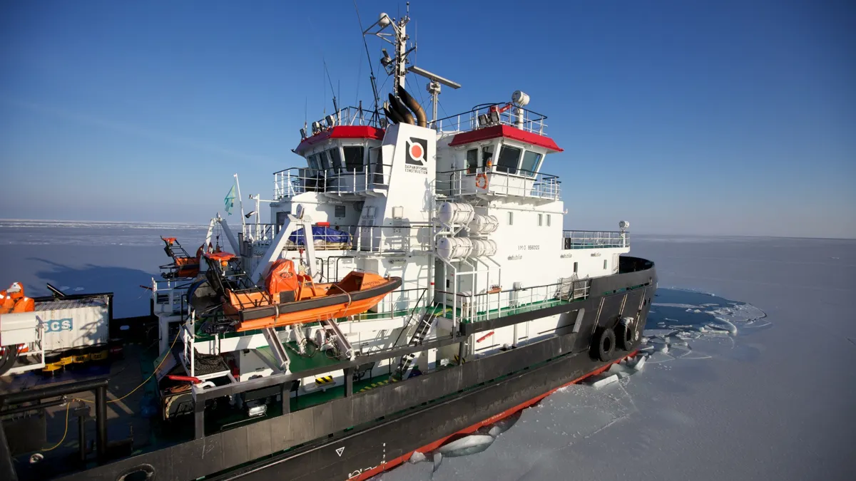  Судно компании Caspian Offshore Construction