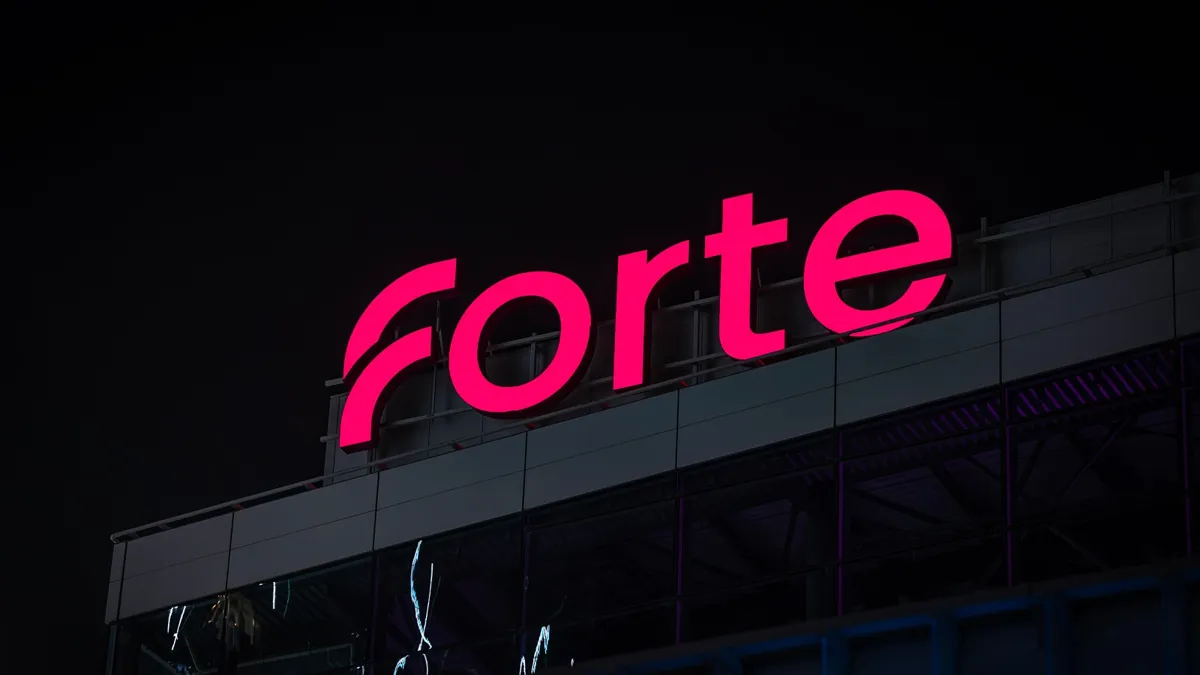 ForteBank логотип на здании ночью