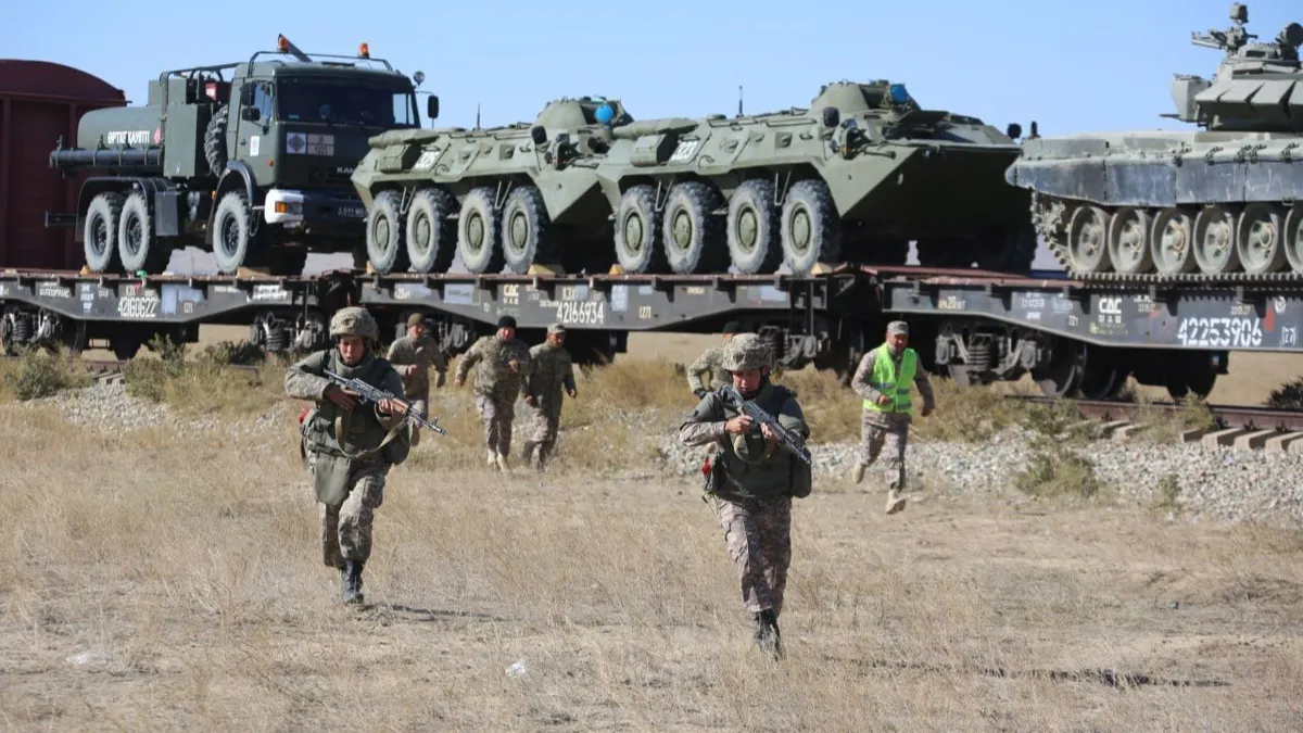 Военные бегут в касках и форме на фоне колесной техники, БТР, Минобороны, учения