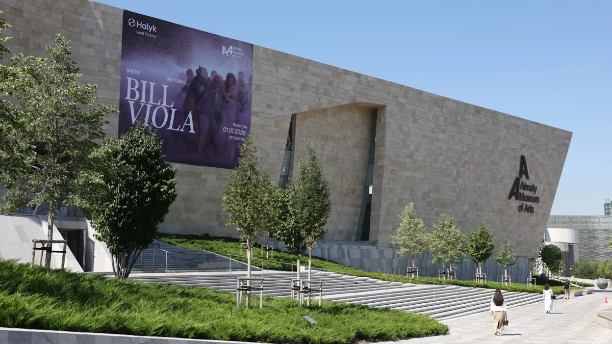 Almaty Museum of Arts с билбордом Виолы
