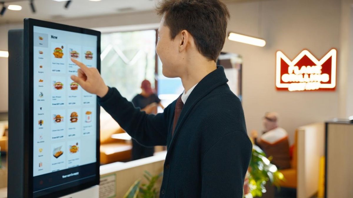 Молодой человек делает заказ в Burger King 