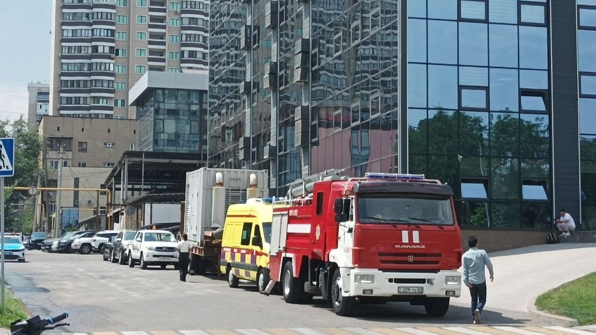  пожарные, скорая помощь и несколько экипажей полиции