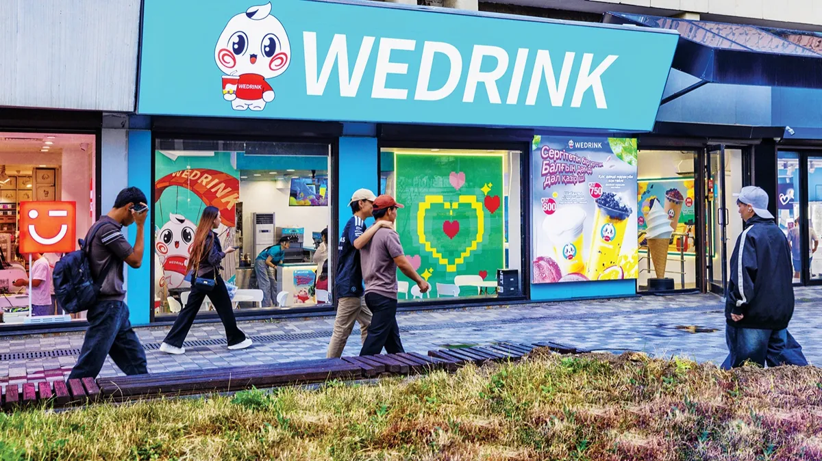 WeDrink в Алматы, на Жибек Жолы, фасад, прохожие