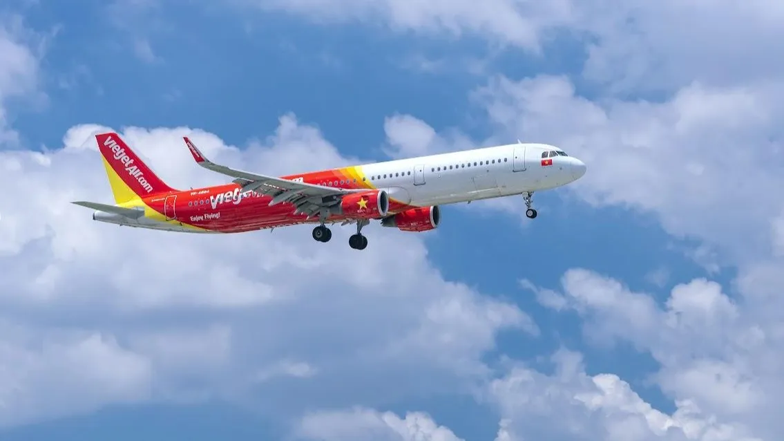 Самолет Vietjet в небе