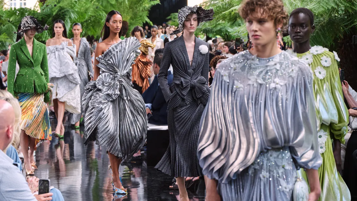 Финал показа Dior Haute Couture осень-зима 2026-2027