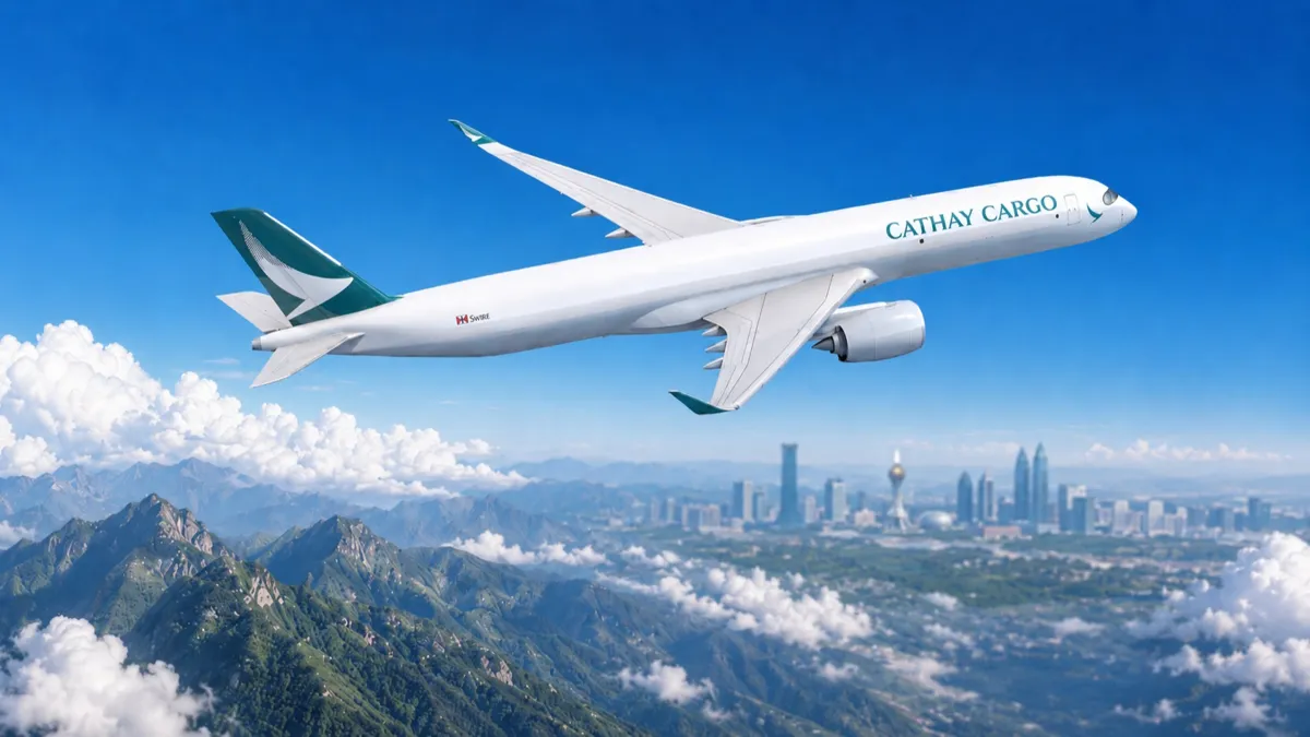 Самолет Cathay Cargo в небе