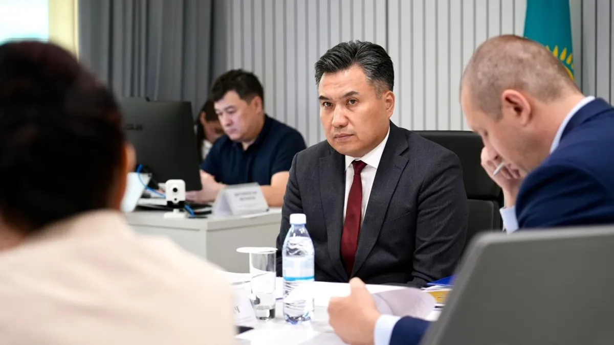 Министр туда и соцзащиты Казахстана Аскарбек Ертаев ведет прием граждан