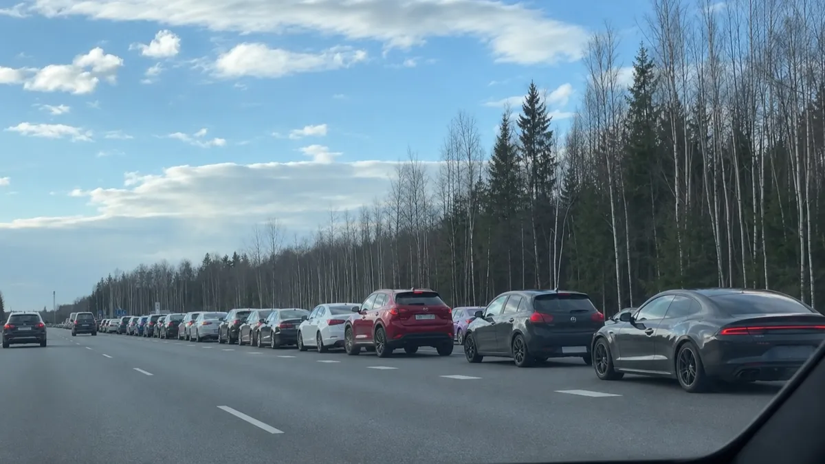 Длинная очередь автомобилей на трассе на заправки