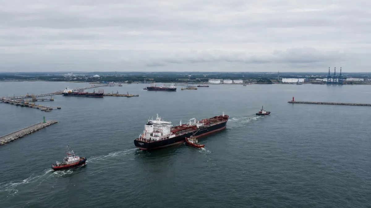 Нефтяной танкер в море у побережья Польши