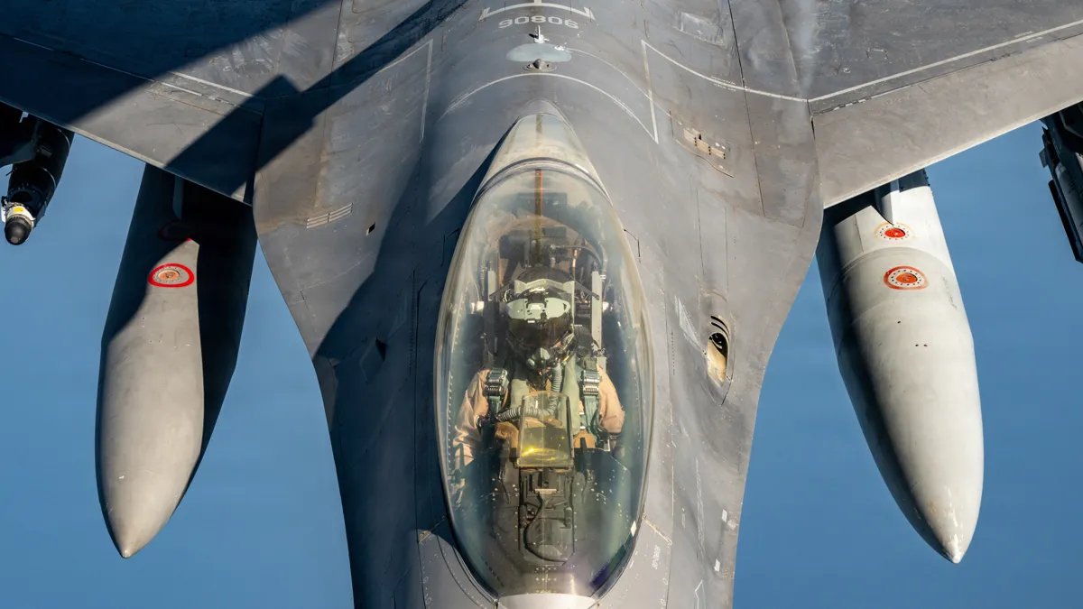 Самолет ВВС США F-16 Fighting Falcon