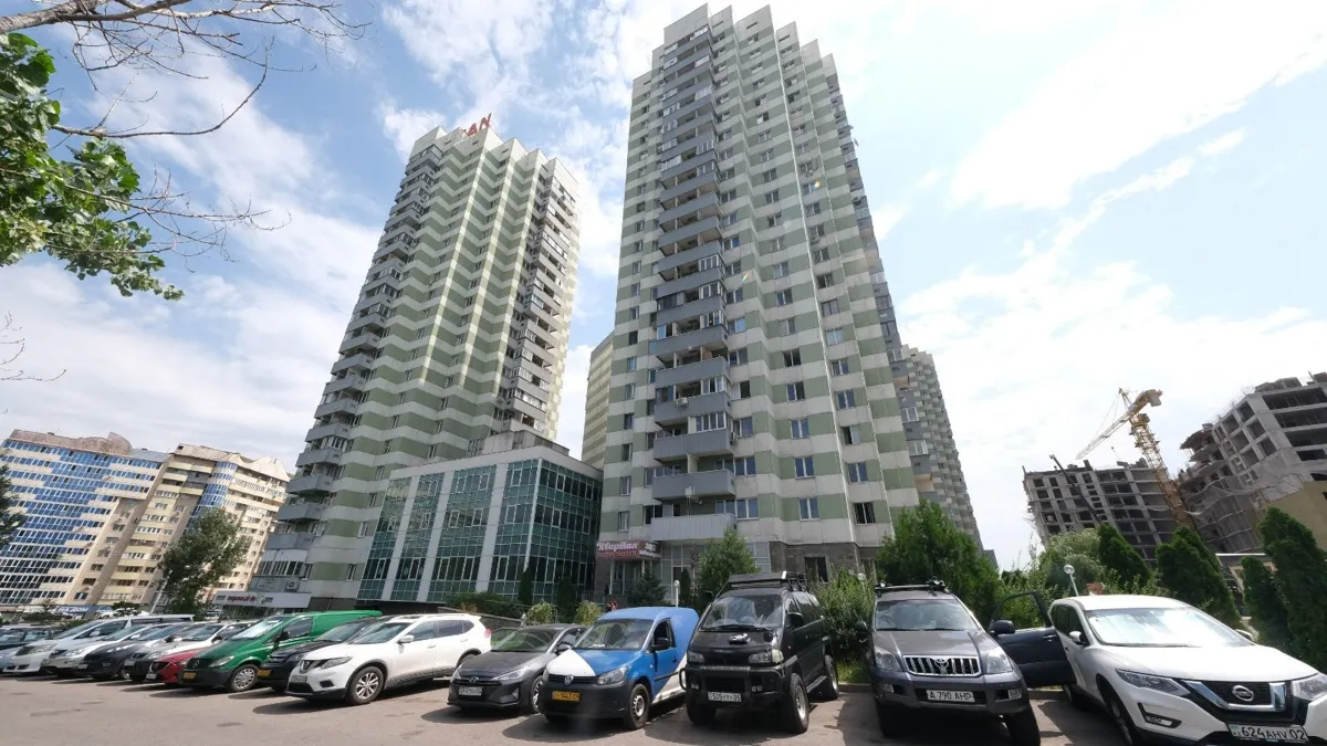 Парковка у многоэтажных домов, Алматы