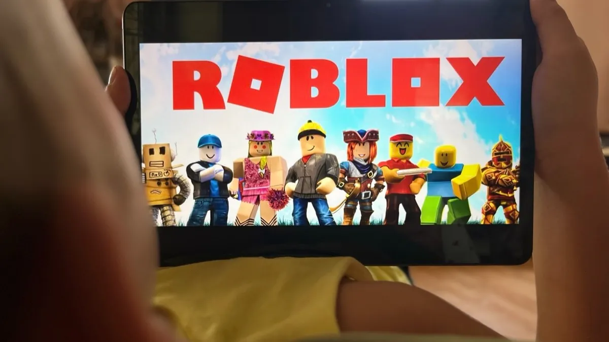 Ребенок играет в Roblox