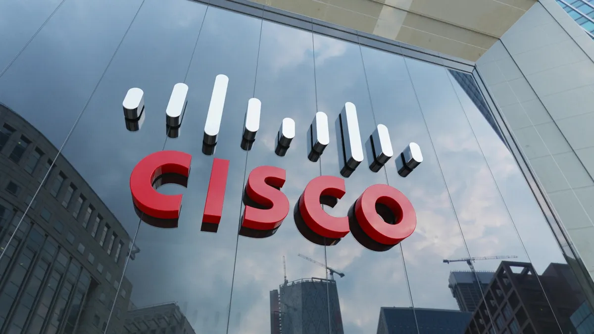 Логотип Cisco на стеклянной стене