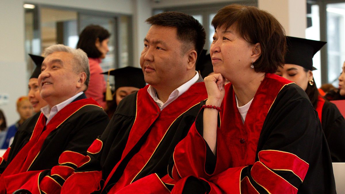 Президент Университета Нархоз Канат Кожахмет и декан Narxoz Business School Гульнара Куренкеева на церемонии вручения дипломов выпускникам бизнес-школы