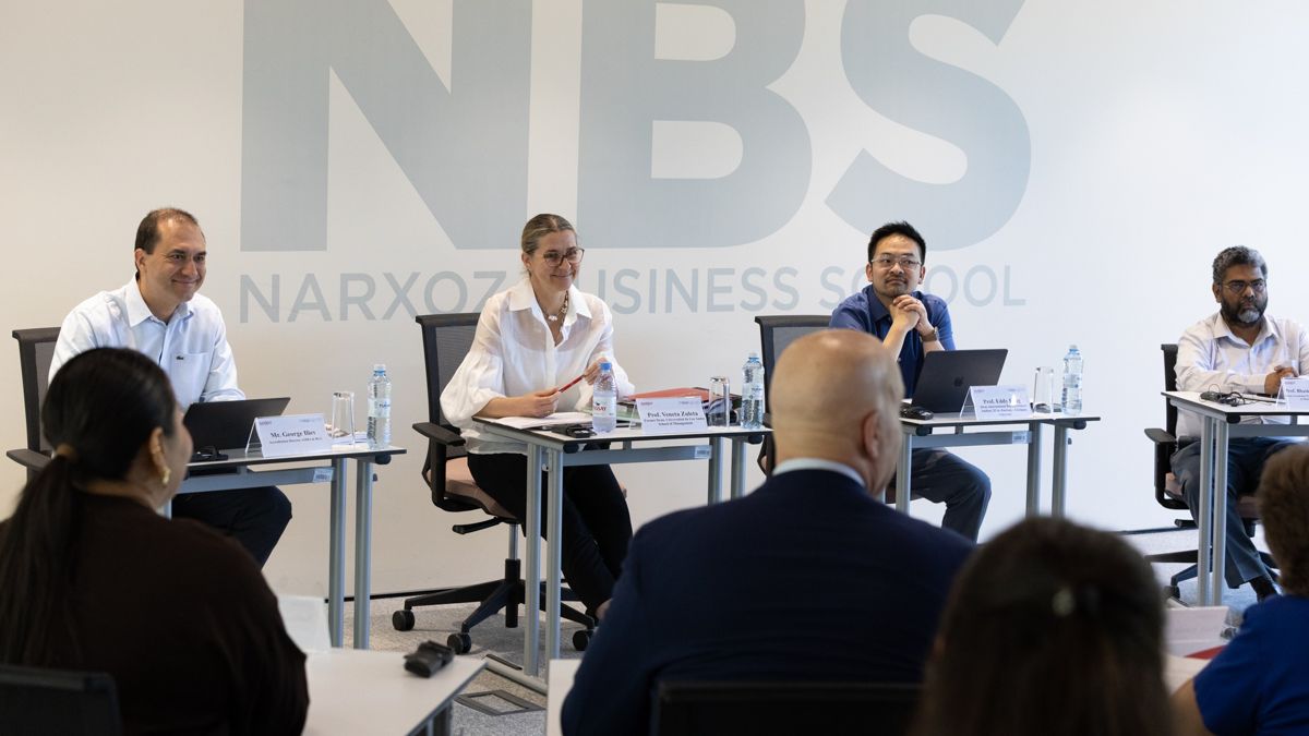 Эксперты международной комиссии AMBA и BGA во время рабочих сессий в кампусе Narxoz Business School
