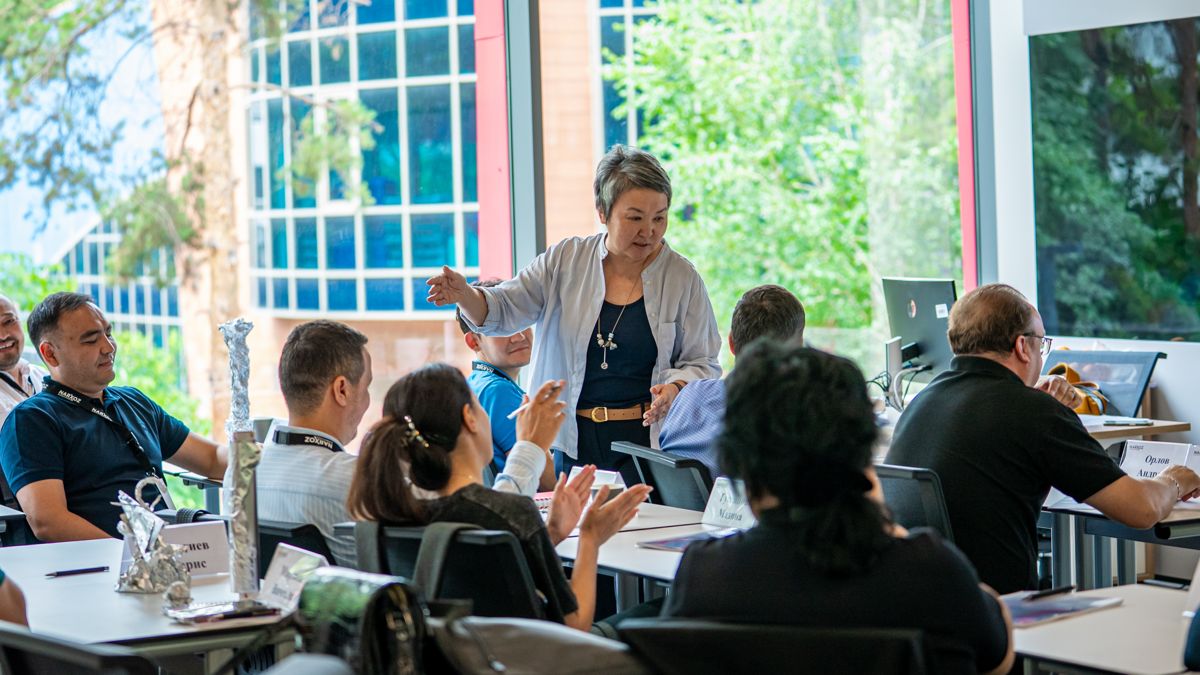 Обсуждение во время лекции профессора Narxoz Business School Акмарал Алталиевой о трансформационном лидерстве