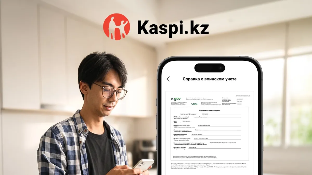 Экран смартфона, на котором описано, как получить справку о воинском учете, на фоне молодого человека в очках