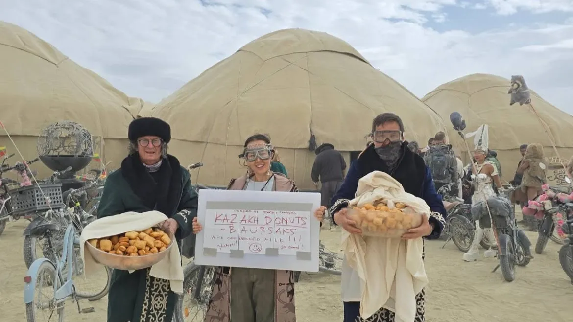Арсен Томский (справа)  с супругой Камилой Лукпановой и участником Burning Man