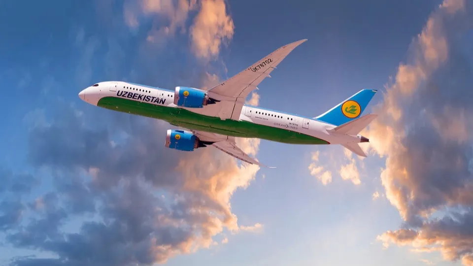 самолет Uzbekistan Airways в небе, узбекские авиавлинии, Узбекистан хава йоллари