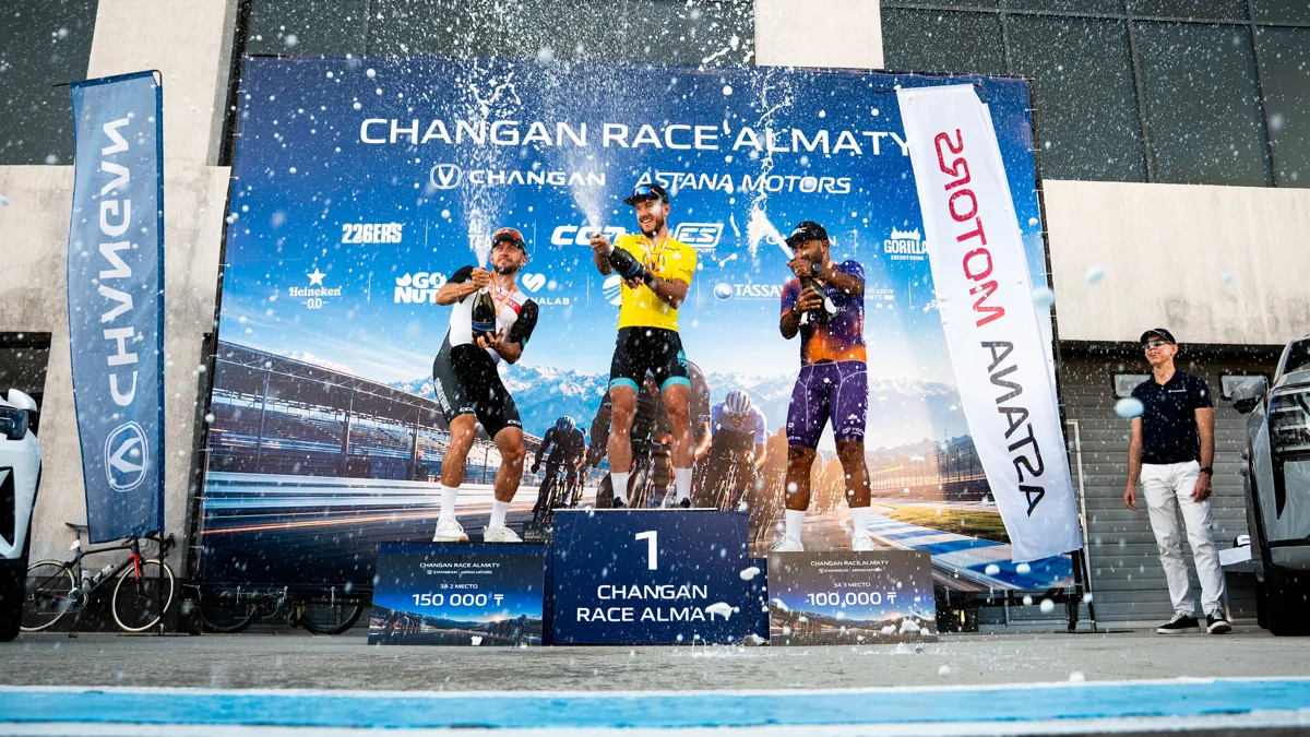 Победители Changan Race Almaty в категории Elite Men: Максим Рыбаков, Евгений Сладков, Ислам Усманов