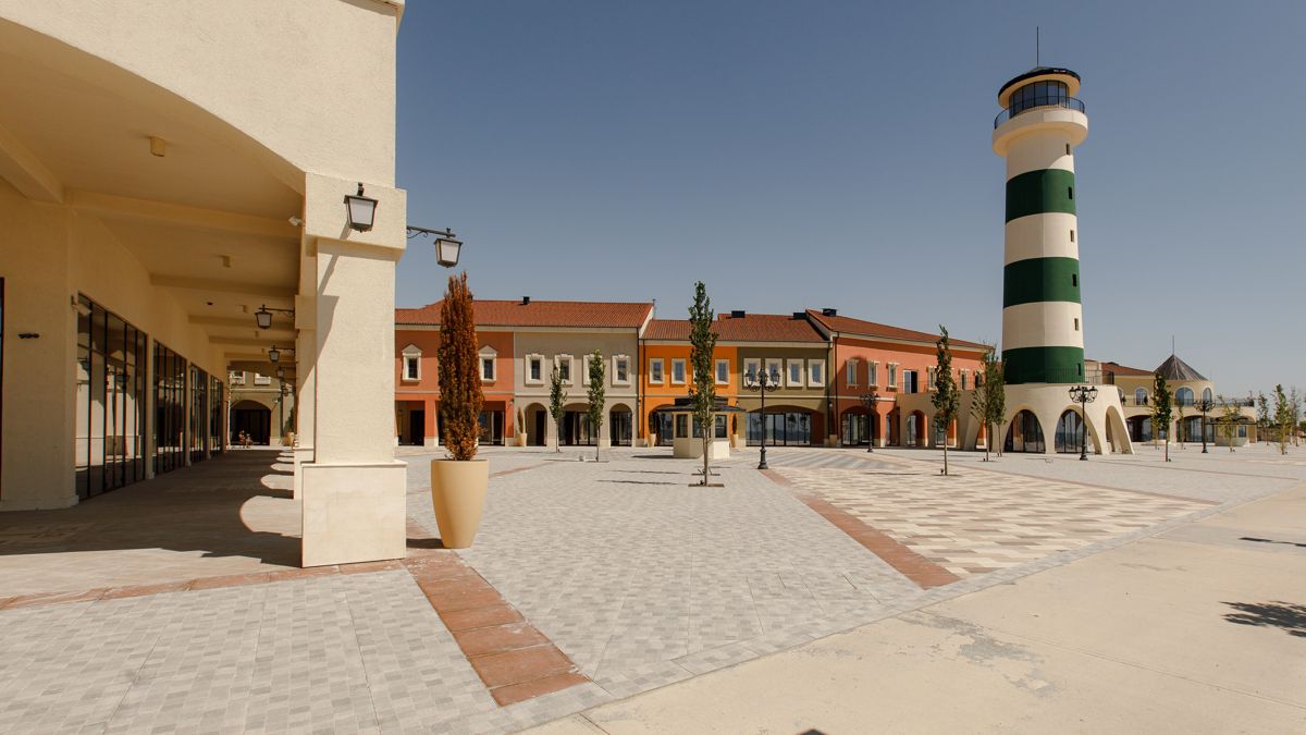 Warm Beach Shopping Avenue