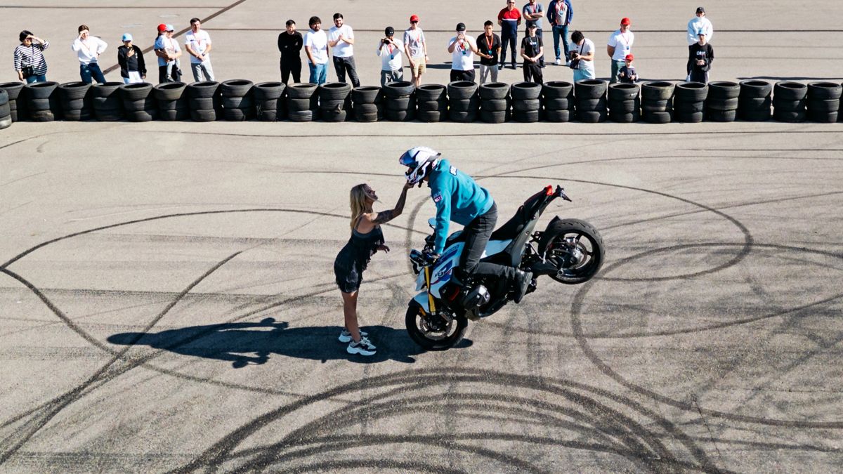Мотошоу от литовского стантрайдера Шарунаса Кезиса на BMW M Festival Kazakhstan в Алматы