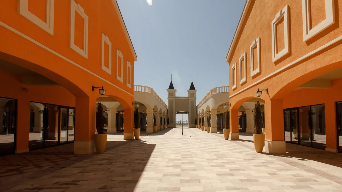 Warm Beach Shopping Avenue