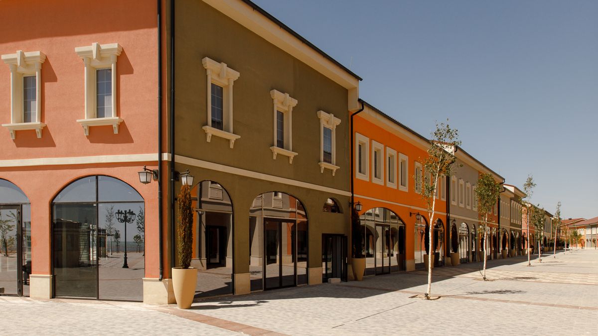 Warm Beach Shopping Avenue