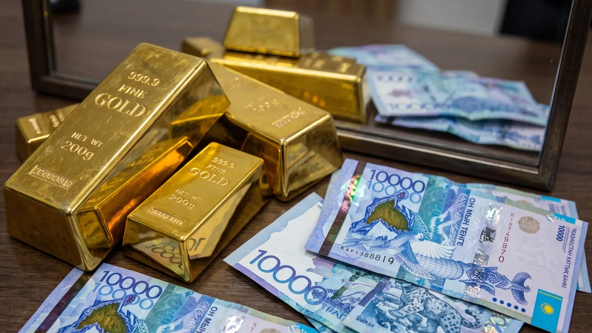 Слитки золота и 10тысячные купюры тенге