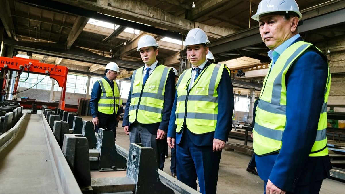 &laquo;Тенгизшевройл&raquo;, производство, люди в&nbsp;касках у&nbsp;конвейера
