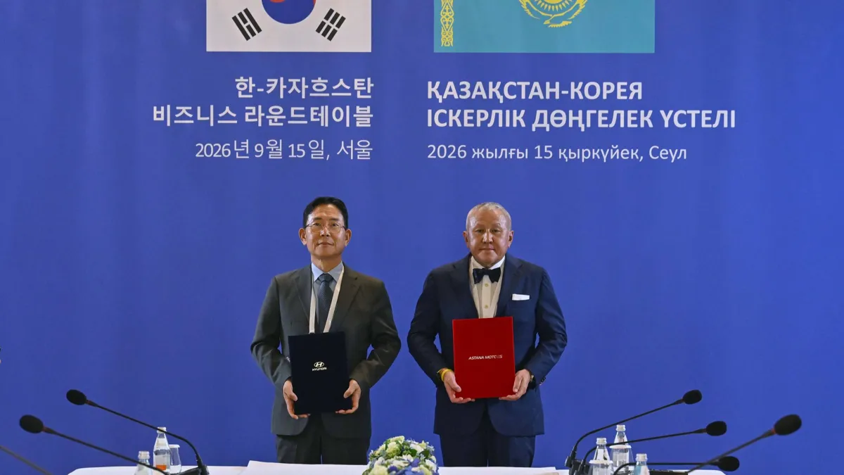 Основатель Astana Motors Нурлан Смагулов, исполнительный вице-президент Hyundai Motor Company (HMC) О Ик Кюн (Oh Ick Kyun) 