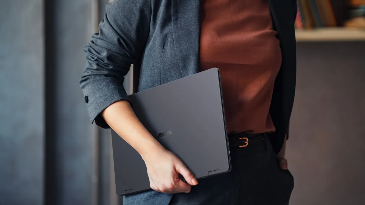 Девушка с ноутбуком Asus