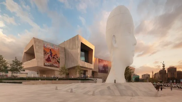 Almaty Museum of Arts, вид на здание и скульптуру