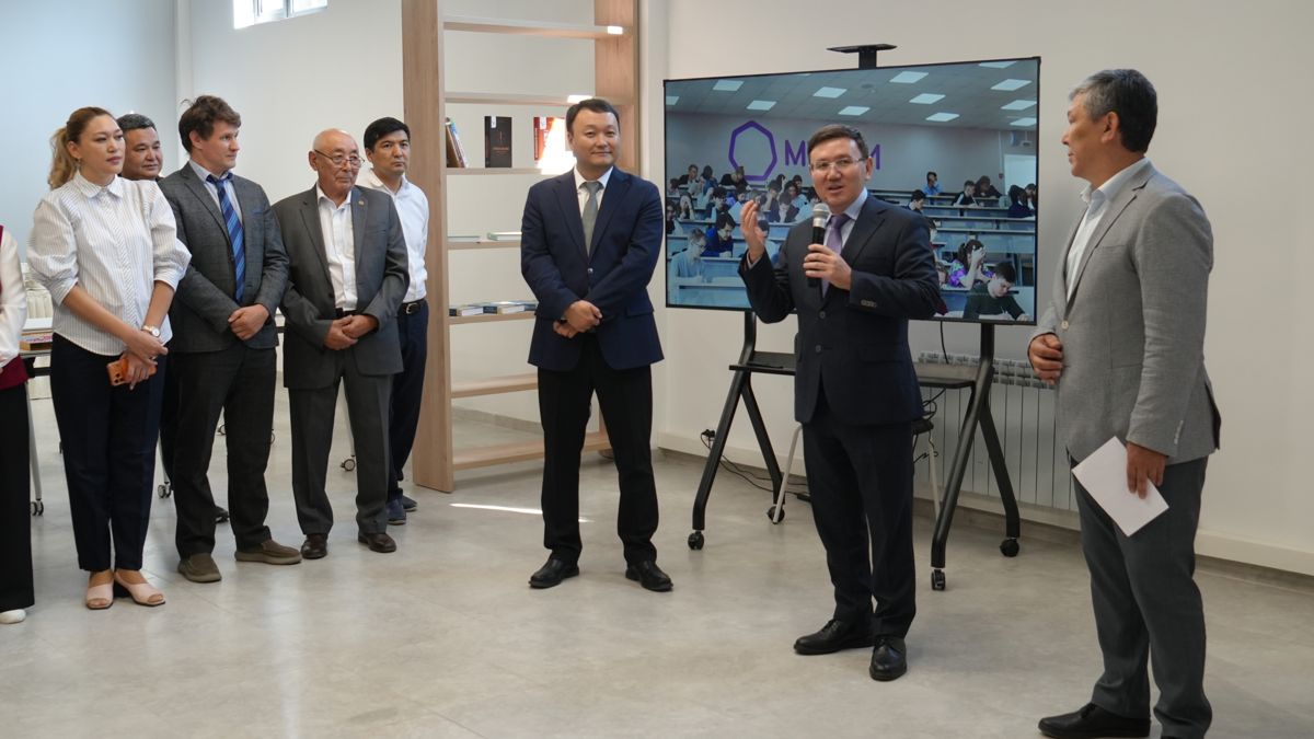 Ректор SDU University Арман Жумажанов и&nbsp;ректор Energo University Гани Ныгыметов (третий и&nbsp;второй справа)